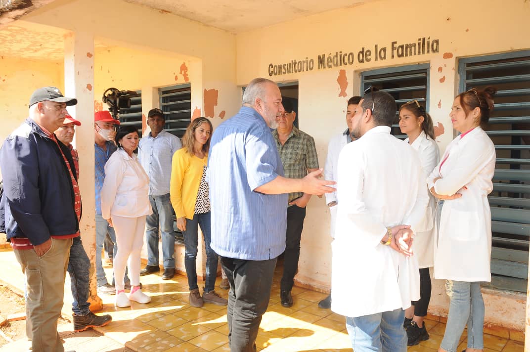 Manuel Marrero, primer ministro de Cuba, en la localidad La Resballosa, Holguín