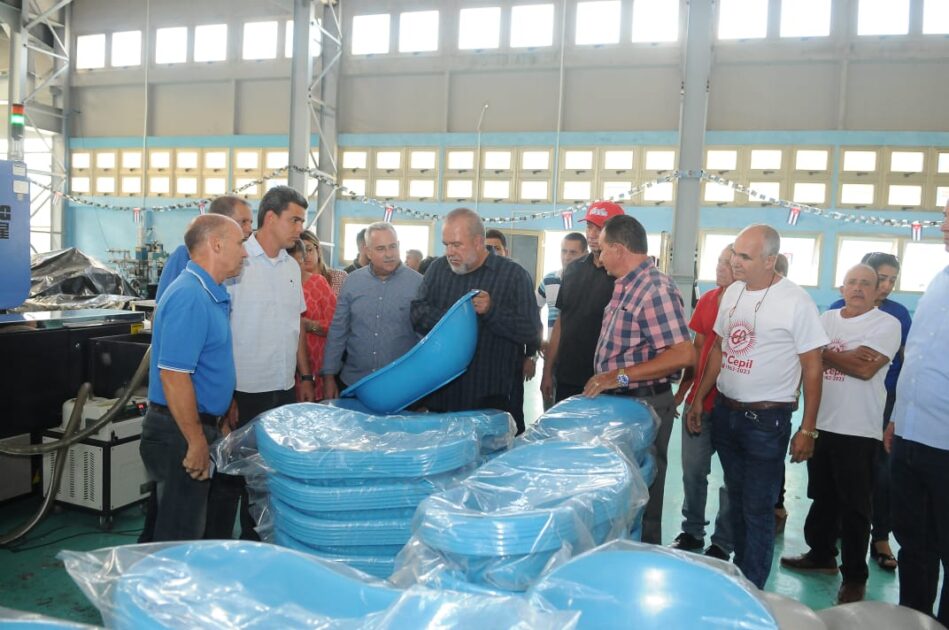 Manuel Marrero, primer ministro cubano, con una palangana