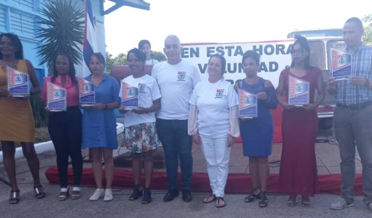 Trabajadores del Ministerio de Industrias en Sancti Spíritus