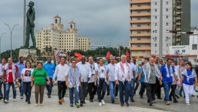 Dirigentes cubanos marchan