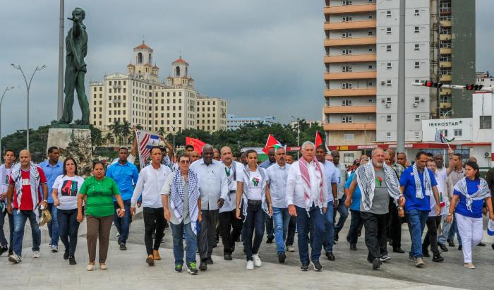 Dirigentes cubanos marchan